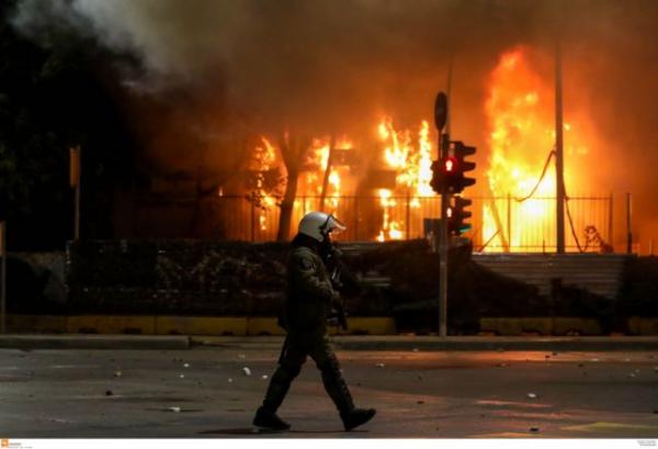 Πεδίο μάχης το κέντρο της Θεσσαλονίκης – Στις φλόγες εργοτάξιο του μετρό