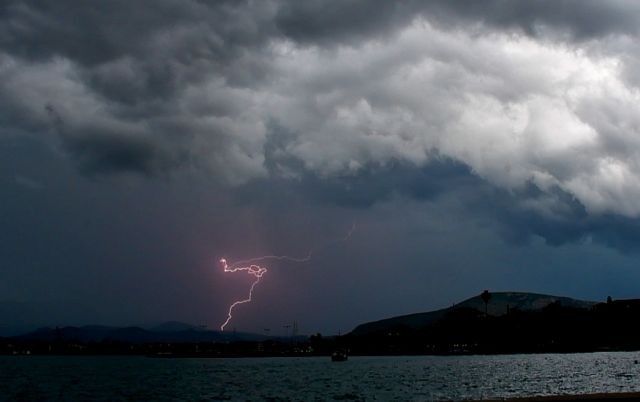 Η «Πηνελόπη» έφερε 16.200 κεραυνούς και ριπές ανέμων έως 113 χλμ
