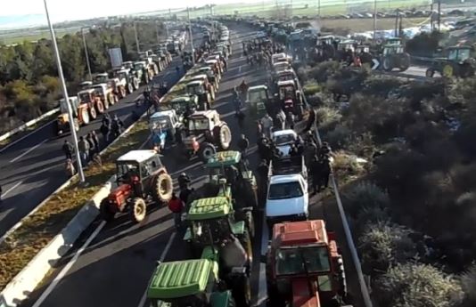 Σε θέσεις μάχης χιλιάδες αγρότες σε όλη τη χώρα