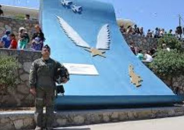 Αποδοκίμασαν κυβερνητικούς βουλευτές στην Κάρπαθο στην τελετή μνήμης του Σμηναγού Κ.Ηλιάκη