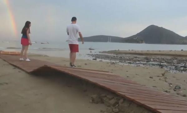 «Βομβαρδισμένη» η παραλία στο Τολό από την καταιγίδα