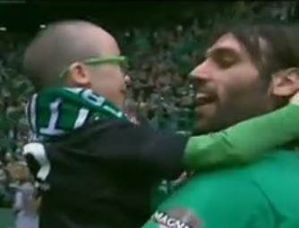 Ο Γιώργος Σαμαράς έκανε το γύρο του θριάμβου αγκαλιά με ένα παιδάκι