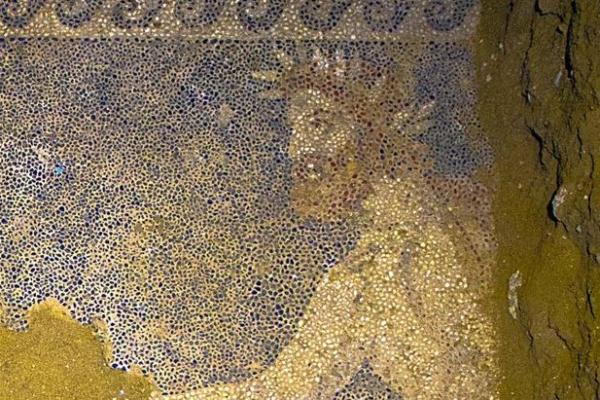 Περίτεχνο ψηφιδωτό αποκαλύφθηκε στον τάφο της Αμφίπολης