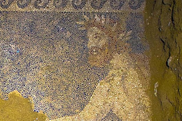 Περίτεχνο ψηφιδωτό αποκαλύφθηκε στον τάφο της Αμφίπολης