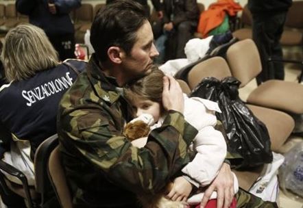 Μπρίντιζι: Με δάκρυα χαράς στις αγκαλιές των συγγενών τους οι διασωθέντες