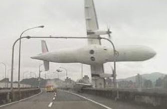 Εννέα νεκροί σε πτώση αεροπλάνου σε ποταμό στην Ταϊβάν