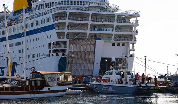 Έδεσε στον Πειραιά το «Ελ.Βενιζέλος» με τους σύρους μετανάστες