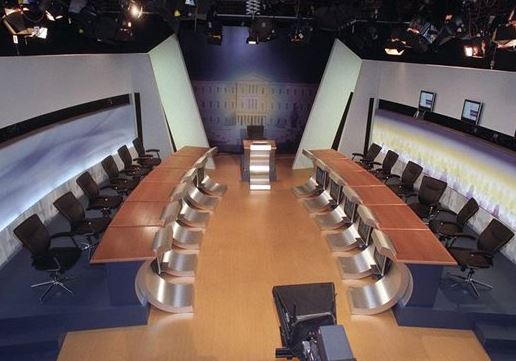 Όλα έτοιμα για την πρώτη τηλεοπτική «μάχη» των πολιτικών αρχηγών