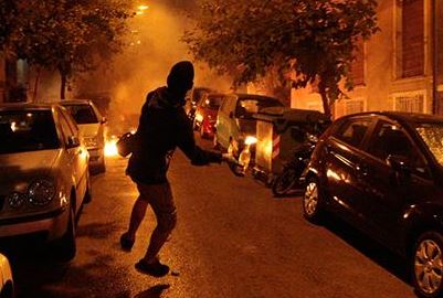 Εξάρχεια: Μολότοφ, φωτιές και επίθεση στο Αστυνομικό Τμήμα