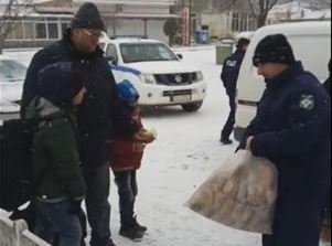 «Αγκάλιασαν» 40 παγωμένους Σύρους πρόσφυγες στα Λαγυνά Σουφλίου