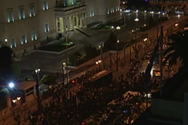 Οπαδοί του Παναθηναϊκού στη Βουλή με συνθήματα κατά Κοντονή