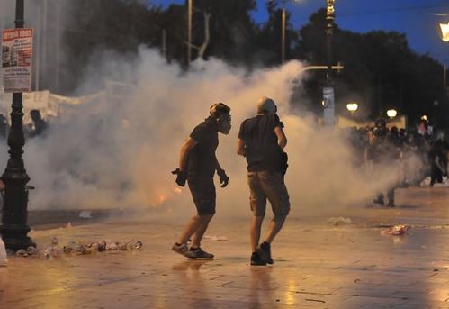 Επεισόδια στο Σύνταγμα μεταξύ κουκουλοφόρων και αστυνομίας