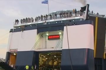 Καραβάνια μεταναστών φθάνουν καθημερινά στο λιμάνι του Πειραιά