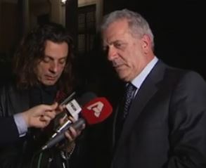 «Είμαι επίτροπος» απαντά ο Αβραμόπουλος στα περί Προέδρου