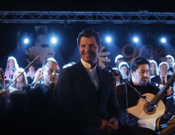 Πλήθος κόσμου στον Σάκη Ρουβά για το «Άξιον Εστί»