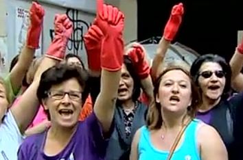 Ημέρα γιορτής για τις καθαρίστριες του ΥΠΟΙΚ που επιστρέφουν στη δουλειά τους