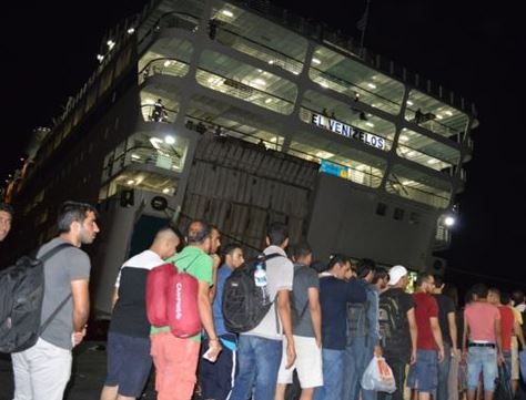 Οι πρώτοι πρόσφυγες μπήκαν στο πλοίο «Ελ.Βενιζέλος» στην Κω