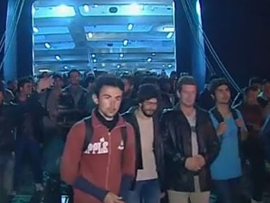 Χιλιάδες πρόσφυγες και μετανάστες στον Πειραιά από Λέσβο, Χίο και Σάμο
