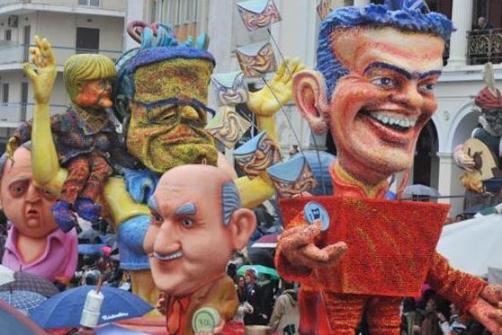 Πάτρα: Υπό βροχή η παρέλαση 35.000 καρναβαλιστών