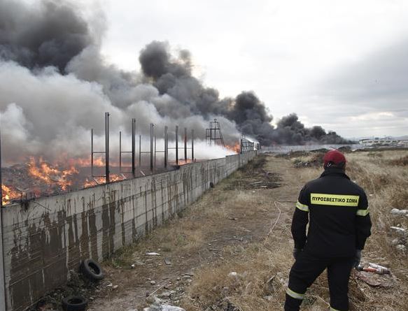 Μεγάλη ανησυχία για τη δημόσια υγεία από τη φωτιά στον Ασπρόπυργο