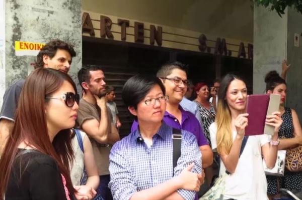 Έλληνες και ξένοι δημοσιογράφοι έξω από το Υπουργείο Οικονομικών