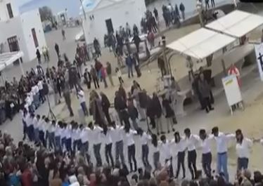 Χασάπικο με 150 χορευτές στο λιμάνι της Μυκόνου