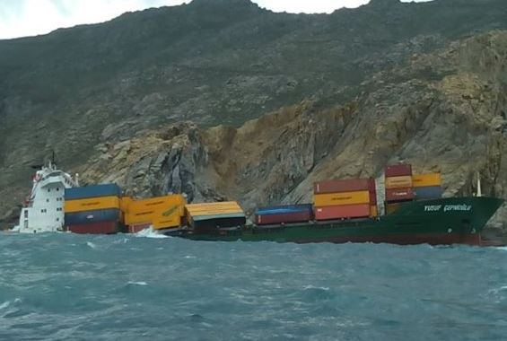 Έτοιμο να βυθιστεί το τουρκικό πλοίο που προσάραξε στη Μύκονο