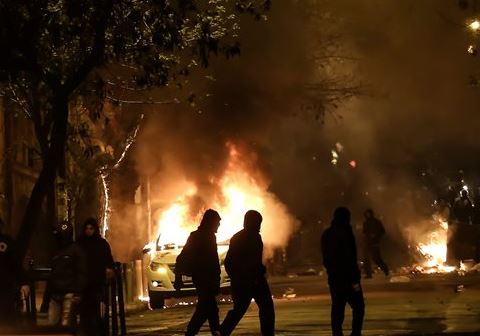 Φωτιές έξω από το Πολυτεχνείο μετά από πορεία αντιεξουσιαστών