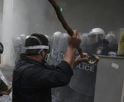 Αγρότες κυνηγούν με μαγκούρες τα ΜΑΤ