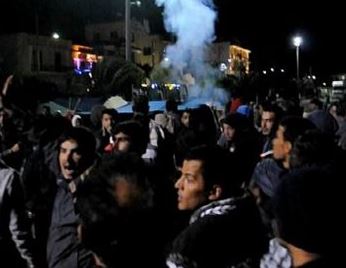 Επεισοδιακή η απομάκρυνση προσφύγων από το λιμάνι της Χίου