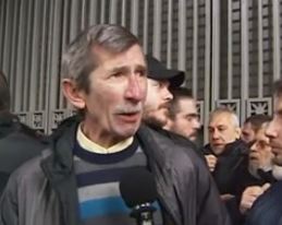 Τραυματισμός ευρωβουλευτή του ΚΚΕ στην πορεία των συνδικάτων