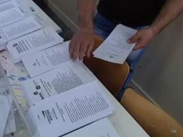 Σχεδόν ισοδύναμοι ΝΔ και ΣΥΡΙΖΑ σε νέα δημοσκόπηση