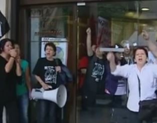 Κατάληψη στην είσοδο του ΥΠΟΙΚ από τις απολυμένες καθαρίστριες