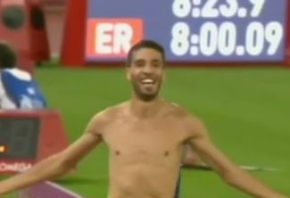 Αθλητής του στίβου έβγαλε τη φανέλα και έχασε το χρυσό μετάλλιο