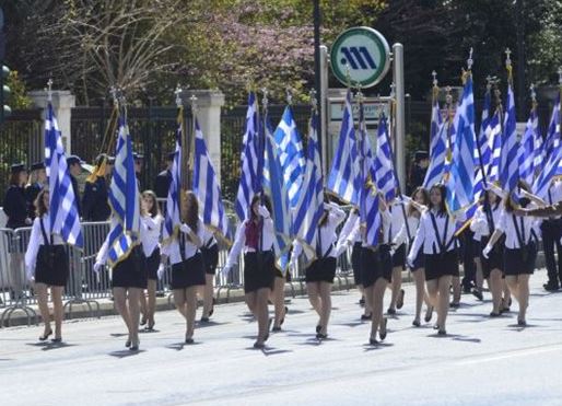 Mαθητική παρέλαση χωρίς κάγκελα στο κέντρο της Αθήνας