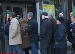 Τεράστιες ουρές στις τράπεζες για τις συντάξεις