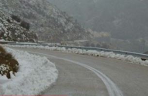 Εξασθενούν οι χιονοπτώσεις, παραμένει το τσουχτερό κρύο