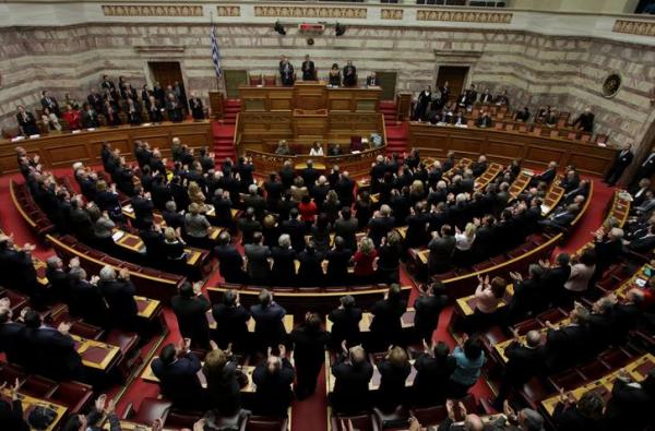 «Φουντώνει» η πολιτική αντιπαράθεση λίγο πριν τις κάλπες