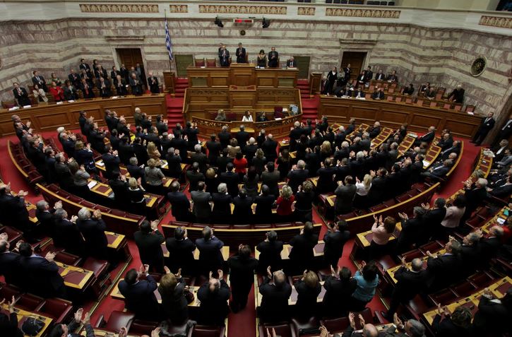 «Φουντώνει» η πολιτική αντιπαράθεση λίγο πριν τις κάλπες