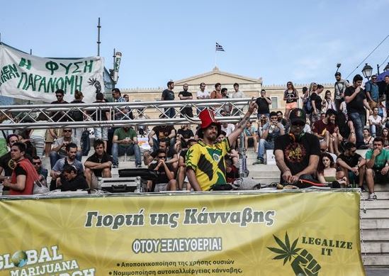 Πλήθος κόσμου στην 1η γιορτή της Κάνναβης στην πλατεία Συντάγματος