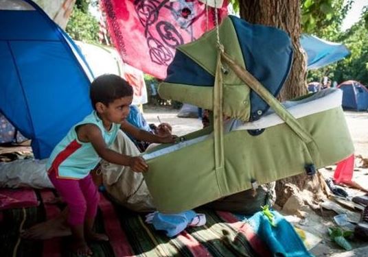 Μετανάστες που ζουν στην Ελλάδα βοηθούν τους πρόσφυγες στο Πεδίο του Άρεως