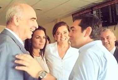 Σύντομο τετ-α-τετ Τσίπρα με Μεϊμαράκη στο αεροδρόμιο Ηρακλείου