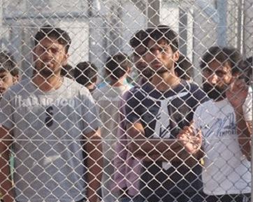 Πυρά της Αντιπολίτευσης για τους κυβερνητικούς χειρισμούς στο μεταναστευτικό