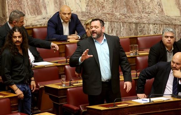 «Θερμό» επεισόδιο Σκουρλέτη – χρυσαυγιτών στη Βουλή