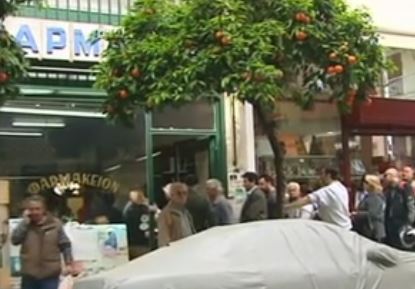 Ατελείωτες ουρές έξω από τα ελάχιστα ανοικτά φαρμακεία