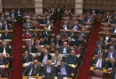 Μετωπική σύγκρουση ΝΔ – ΣΥΡΙΖΑ με φόντο τη Χρυσή Αυγή