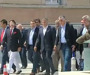 Συγκέντρωση των δημάρχων έξω από τη Βουλή