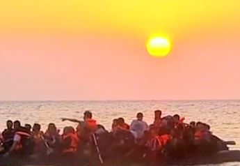Συνεχίζονται τα «κύματα» προσφύγων στο Αιγαίο