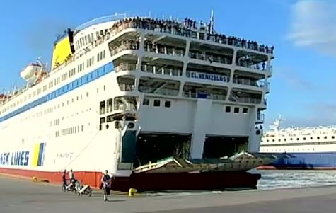 Στο λιμάνι του Πειραιά το πλοίο «Ελ.Βενιζέλος» με περίπου 2.400 πρόσφυγες