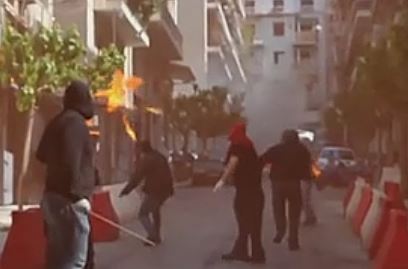 Στη δημοσιότητα βίντεο από την καταδρομική επίθεση με μολότοφ στο ΑΤ Εξαρχείων